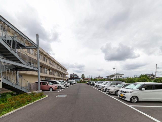 駐車場と建物の外観 外観 広々とした駐車スペースが確保されています。施設へのアクセスもスムーズです。
