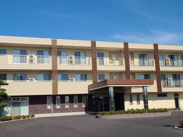 現代的な建物の外観 外観   広々とした駐車スペースと洗練された建物が迎えてくれます。サポートに最適な環境です。