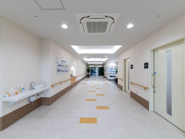 明るい廊下 廊下 清潔感があり、明るさに満ちた広い廊下です。快適な空間を提供しています。
