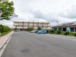 建物前の駐車場  
