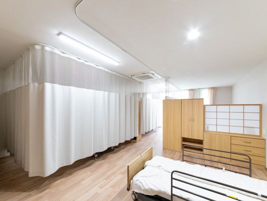 カーテン付きの居室