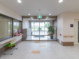 清潔感あるエントランス