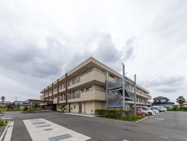 3階建ての建物外観