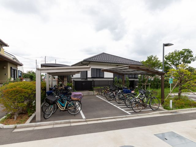 駐輪場 外観 広々とした駐輪スペースは、従業員や訪問者が利用しやすいです。自転車通勤にも便利な環境です。