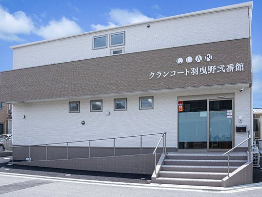 外観の建物入口  