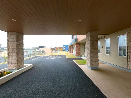 車寄せのある建物の外観