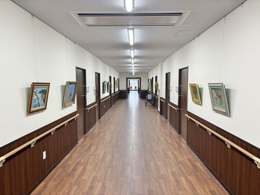 絵画の飾られた廊下