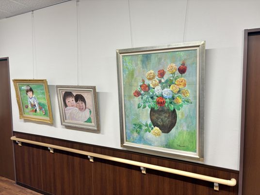絵画が飾られた廊下