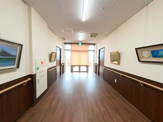 落ち着いた廊下の風景