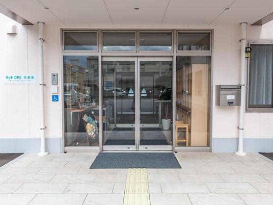 落ち着いた雰囲気のエントランス