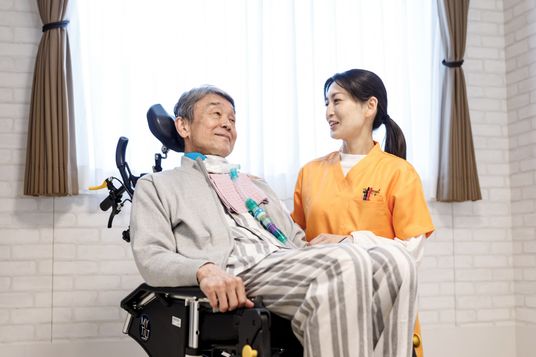 窓辺で会話する居室
