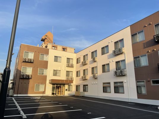 青空の建物外観