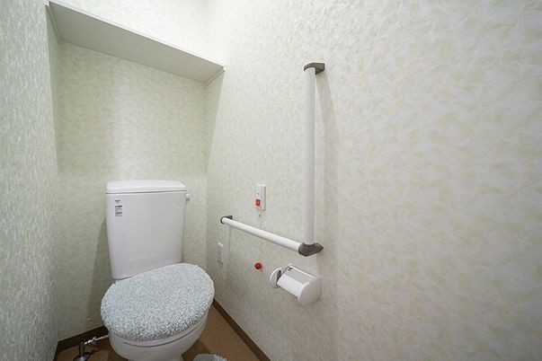 手すりのあるトイレ