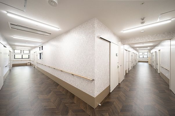 光が差し込む廊下