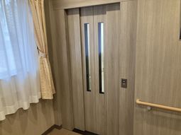 落ち着いた色調のエレベーター