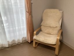 窓際の椅子