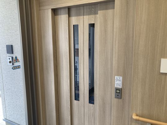 木製ドアのエレベーター