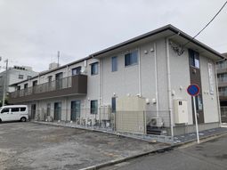 落ち着いた外観の建物