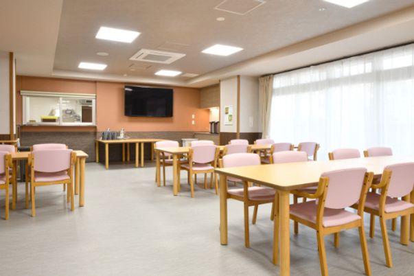 清潔感溢れる食堂の空間