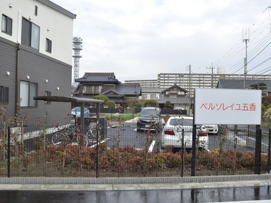 建物と駐車場の外観