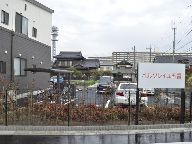 建物と駐車場の外観