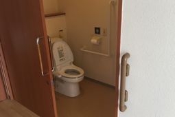 落ち着いた設計のトイレ