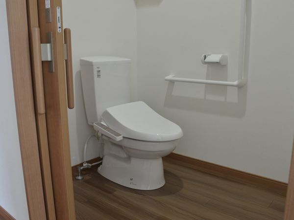 手すり付きのトイレ