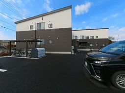 駐車場がある建物外観
