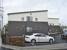 駐車場付きの建物外観
