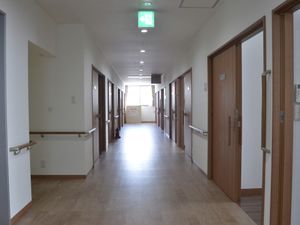 明るい長い廊下