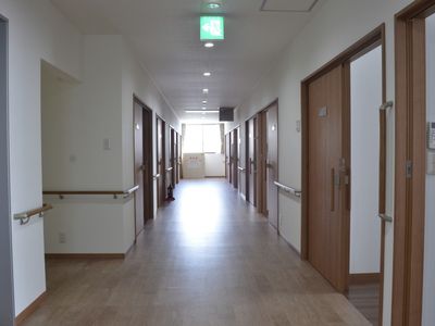 明るい長い廊下