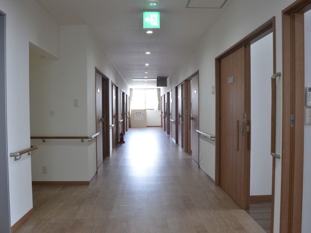 明るい長い廊下