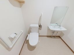 シンプルな設備のトイレ