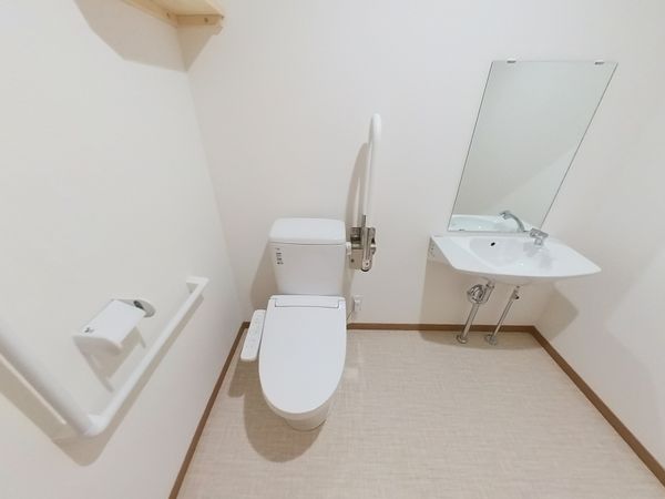 シンプルな設備のトイレ