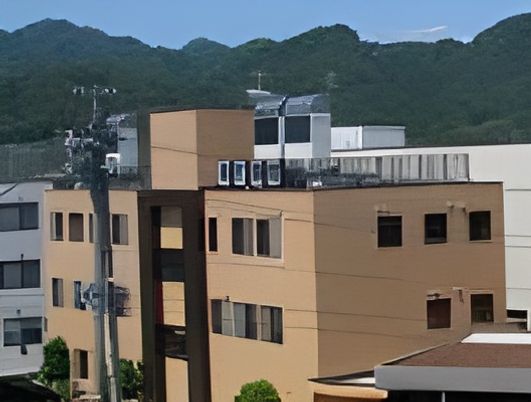 山を背景にした建物外観