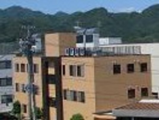 山を背景にした建物外観