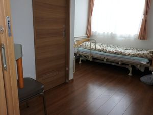 ベッドと木目調の居室  