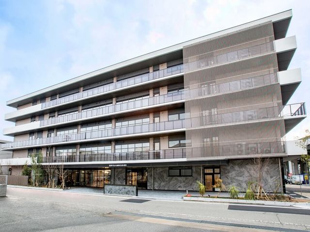 エントランス 外観 広々とした入口が印象的で、自然光がたっぷり差し込む建物です。明るく快適な環境が整っています。