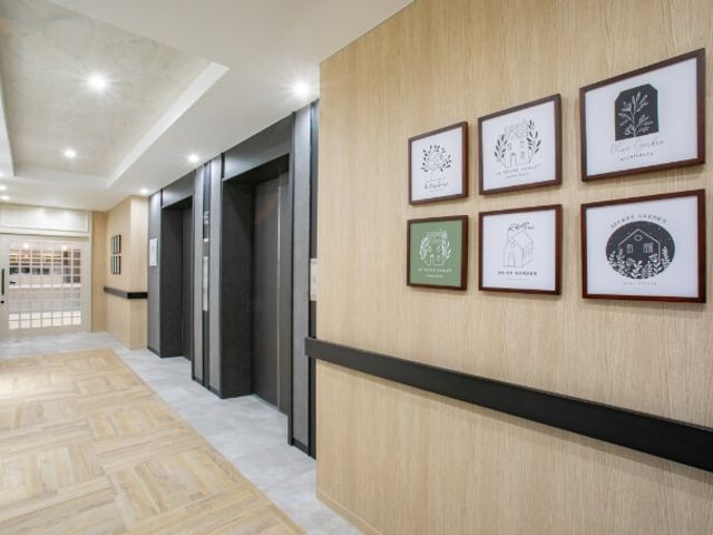 温かみのある廊下 廊下 落ち着いた色調の廊下には、さまざまな絵が飾られており、心地よい雰囲気を醸しています。