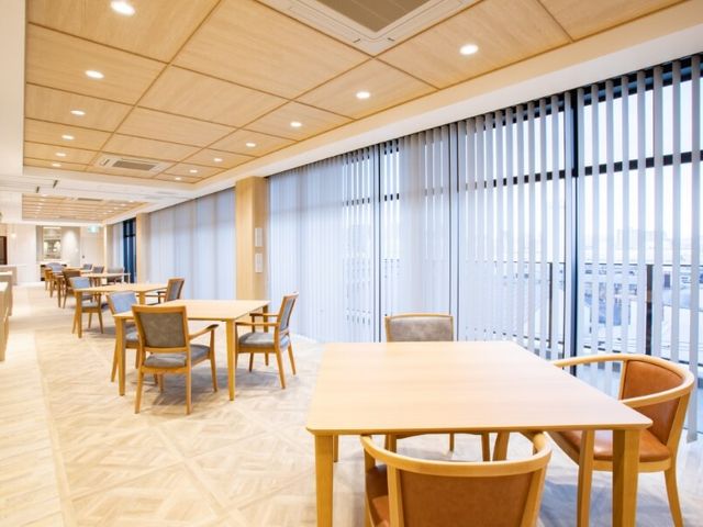 広々とした食堂 食堂 自然光が差し込む広々とした空間です。ゆったりとしたテーブル配置で、リラックスして過ごせます。