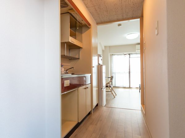 居室の明るい廊下