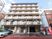 広い道に面した建物外観