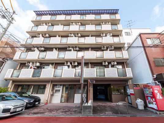 広い道に面した建物外観
