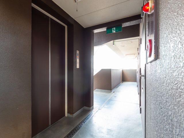 日差しの明るい廊下 廊下 自然光が差し込む、開放的な廊下です。清潔感のある空間で、移動もスムーズに行えます。