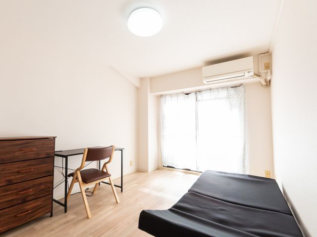 明るい居室 居室 シンプルで自然光が差し込む明るい部屋です。快適な空間で、穏やかに過ごせます。