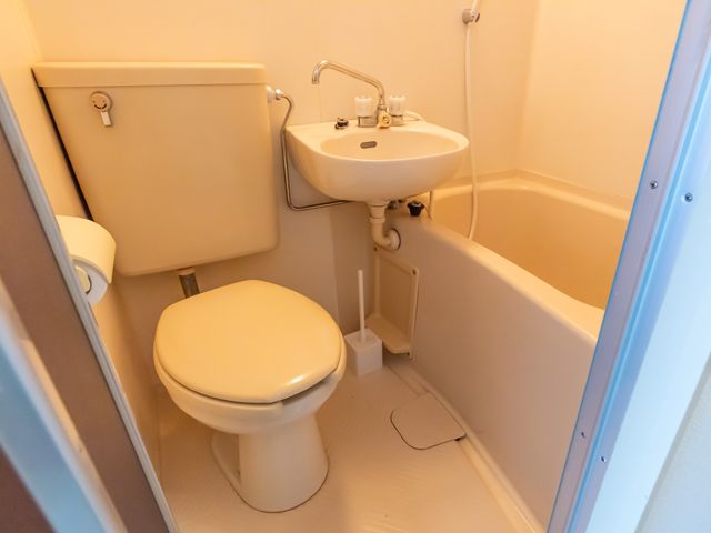 清潔な浴室空間 浴室 清潔で安全性の高いバスタブとトイレが備わっています。お手入れがしやすく安心して利用できます。