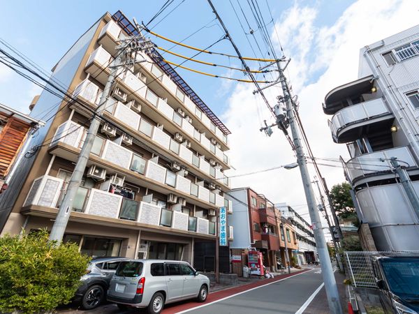 落ち着いた住宅街の外観