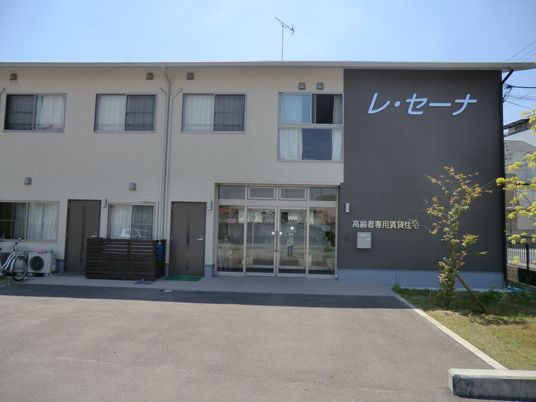施設で笑顔の高齢者二人