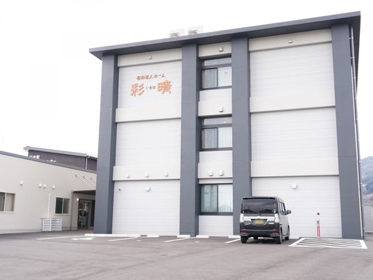 広い駐車場の建物外観