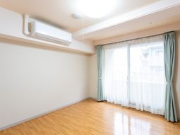 明るい居室の一角